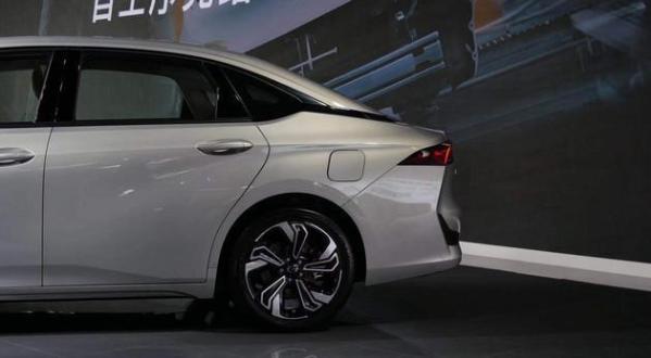 掛著傳祺的車標，非要說是廣豐的新車？網友：給雙積分逼的