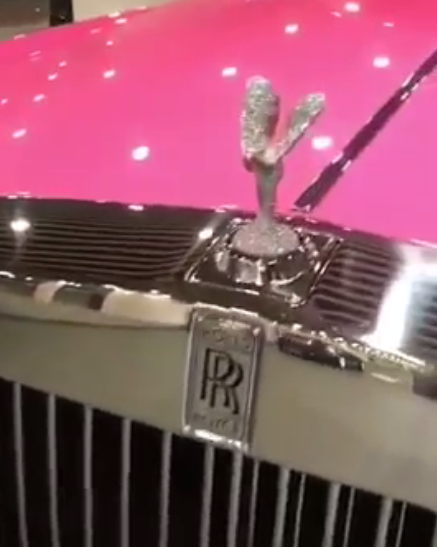 全球唯一粉色幻影在香港，車標值100萬元，但美女車主更吸引人！