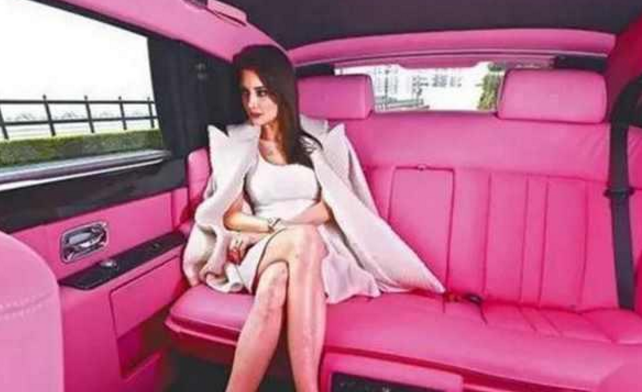 全球唯一粉色幻影在香港，車標值100萬元，但美女車主更吸引人！