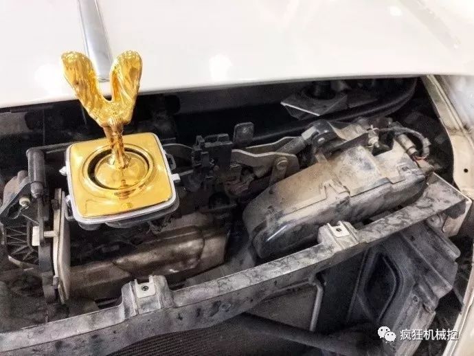 勞斯萊斯車標(biāo)一碰就自動(dòng)收回，怎么做到的？