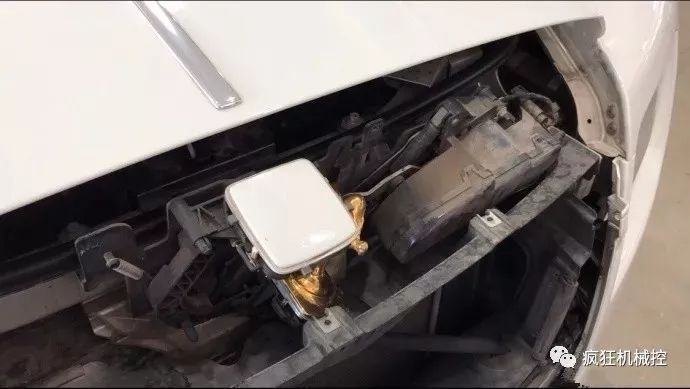 勞斯萊斯車標(biāo)一碰就自動(dòng)收回，怎么做到的？