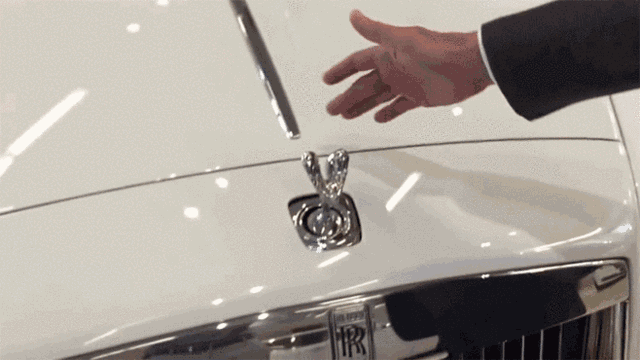 勞斯萊斯車標(biāo)一碰就自動(dòng)收回，怎么做到的？
