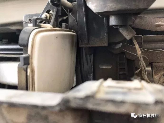 勞斯萊斯車標(biāo)一碰就自動(dòng)收回，怎么做到的？