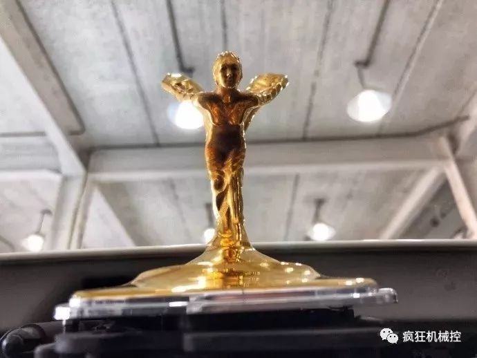 勞斯萊斯車標(biāo)一碰就自動(dòng)收回，怎么做到的？