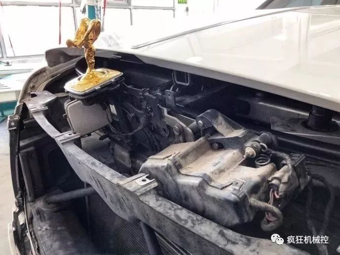 勞斯萊斯車標(biāo)一碰就自動(dòng)收回，怎么做到的？