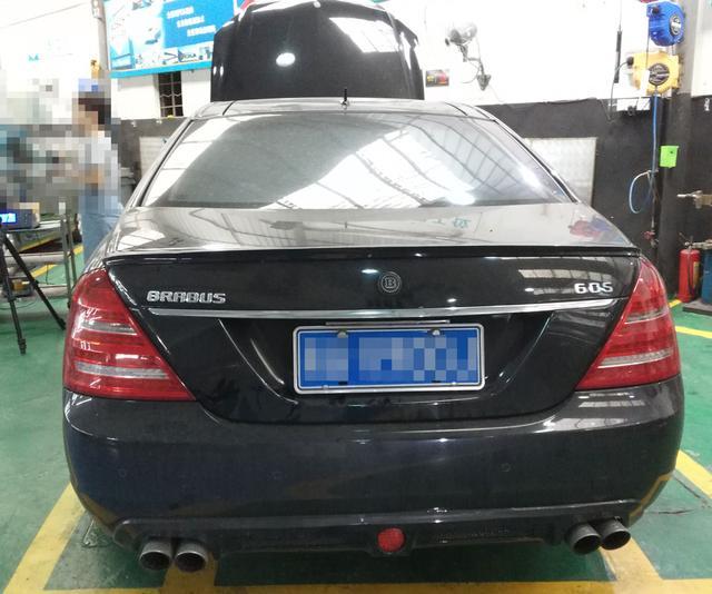 奔馳換了個巴博斯車標，竟然被加油站小妹誤以為是30萬的比亞迪