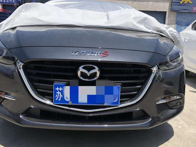 奧迪汽車貼個“五菱宏光S”車標，看著low了不少，車主圖什么