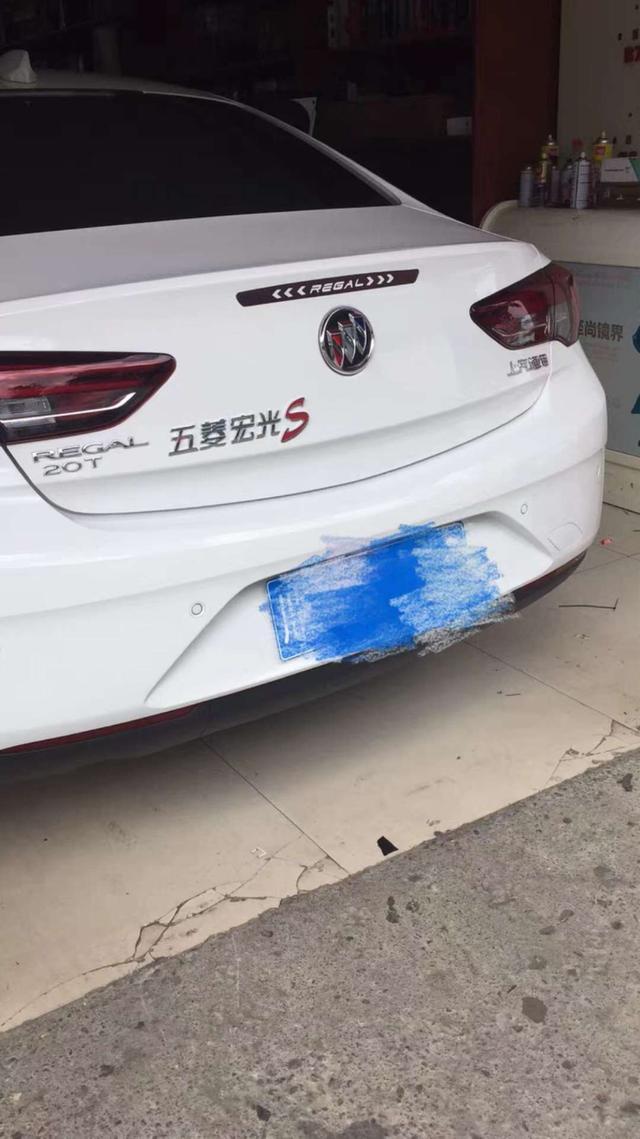 奧迪汽車貼個“五菱宏光S”車標，看著low了不少，車主圖什么