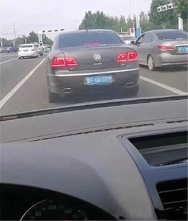路遇“帕薩特”，看到車標下帶字母，立馬拉手剎！
