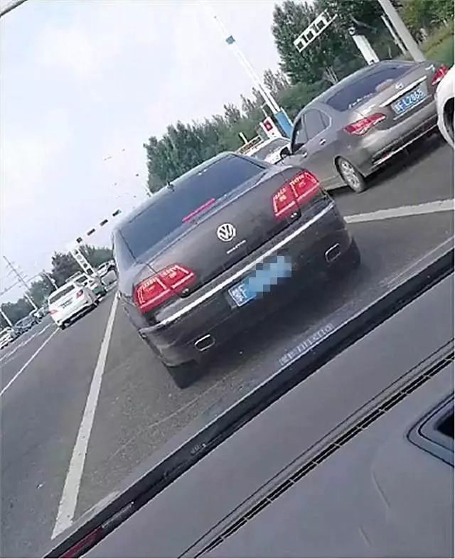 路遇“帕薩特”，看到車標下帶字母，立馬拉手剎！