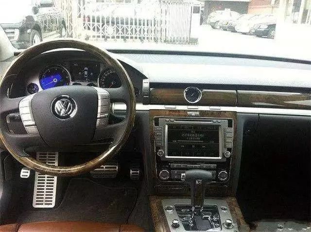 路遇“帕薩特”，看到車標下帶字母，立馬拉手剎！