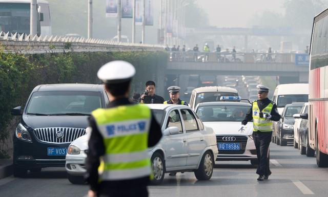 又有眾泰SR9車主惹事，竟將眾泰SR9車標改成保時捷，結果......