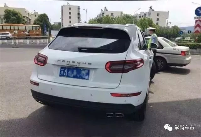 如何低調地炫耀？把你的賓利車標改成比亞迪足矣