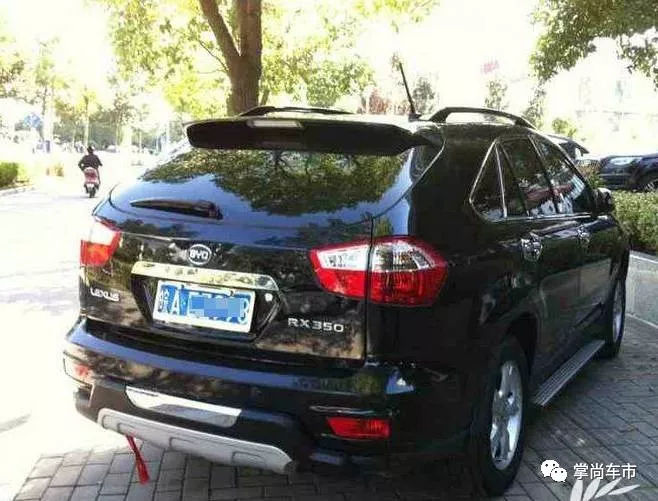 如何低調地炫耀？把你的賓利車標改成比亞迪足矣