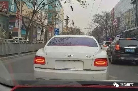 如何低調地炫耀？把你的賓利車標改成比亞迪足矣