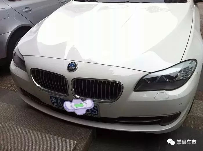 如何低調地炫耀？把你的賓利車標改成比亞迪足矣