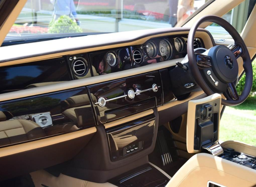 身家百億的富二代，擁有定制版勞斯萊斯，水晶車標可以發光