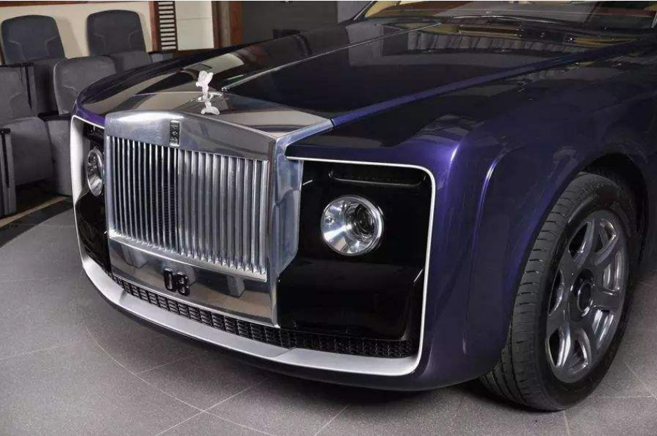 身家百億的富二代，擁有定制版勞斯萊斯，水晶車標可以發光