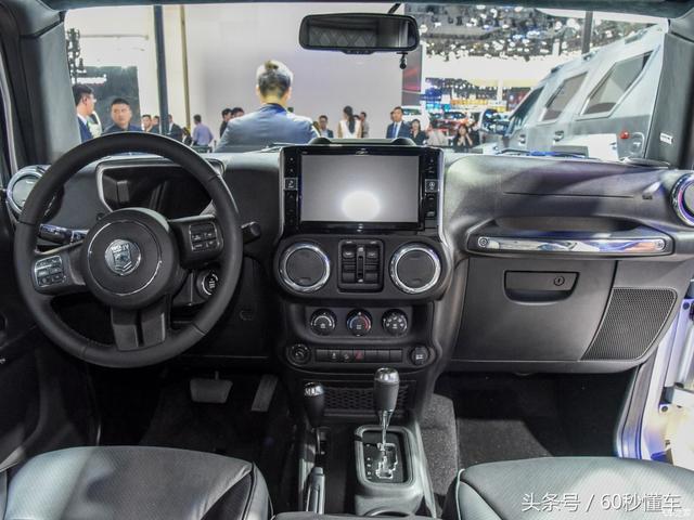 小區里停了輛越野車五角星車標有誰認識這款車