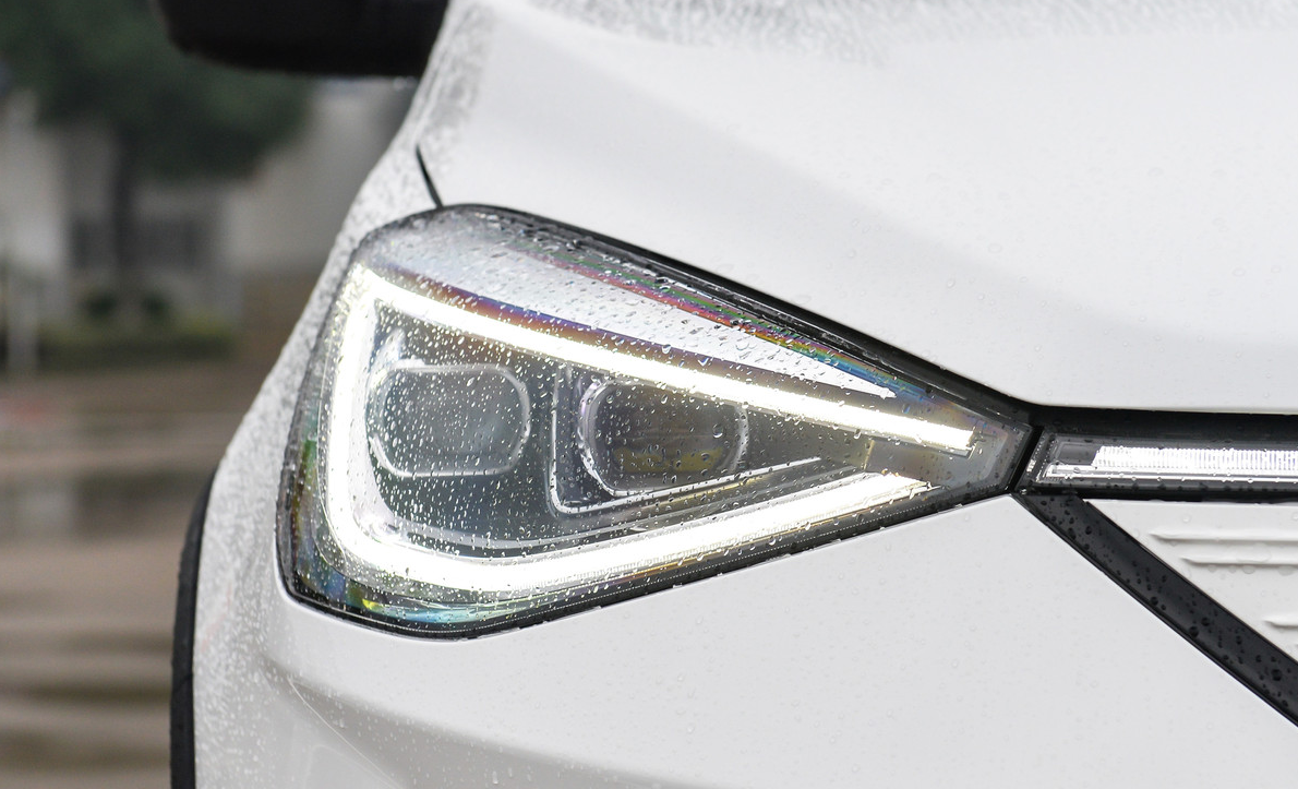 首臺大眾純電動車，車標像“小心路滑”標識，15萬續航300公里