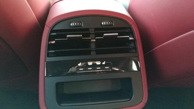 來自意大利的轎跑，糞叉的車標絕對不會掉面兒。