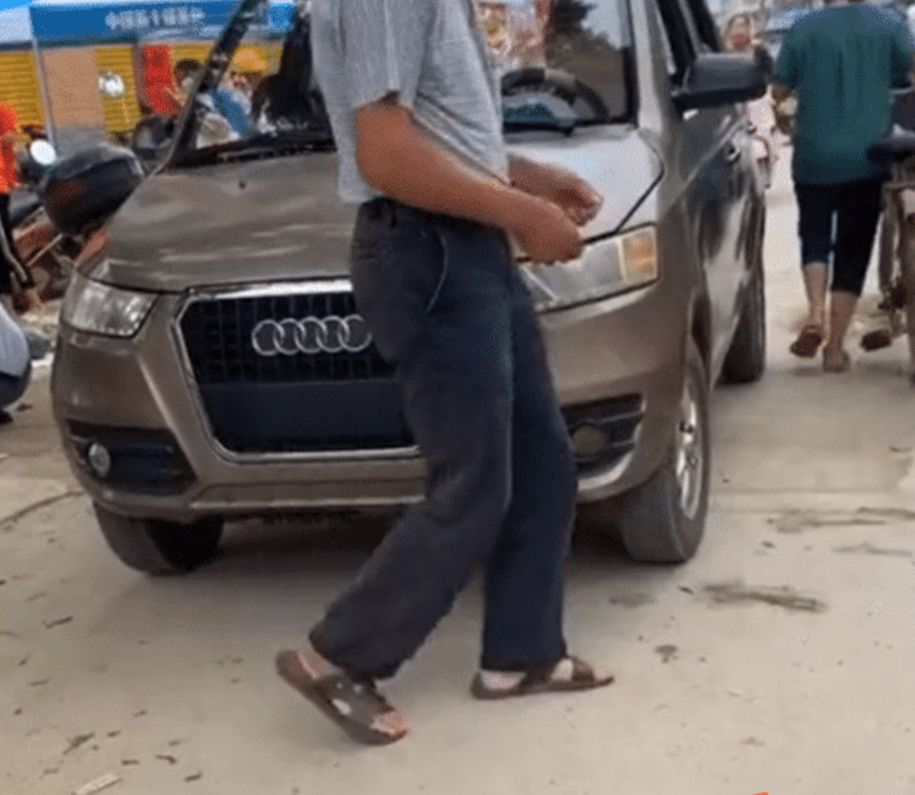 大爺開“奧迪Q3”買菜，純電動車型，車標比4環多1環