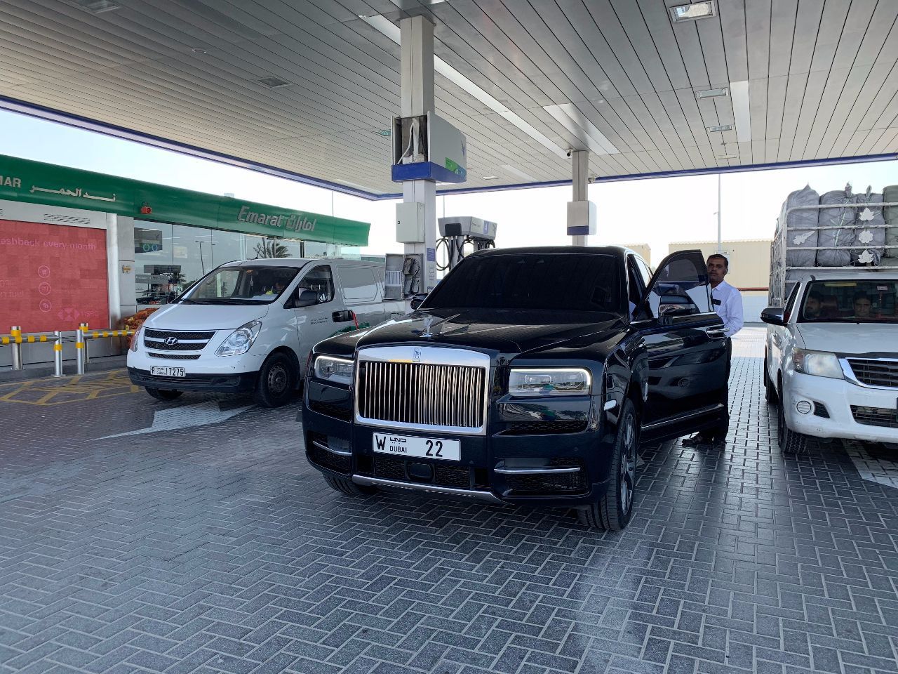 庫里南去加油站，車標水晶的，車牌520萬，比陸巡大一圈