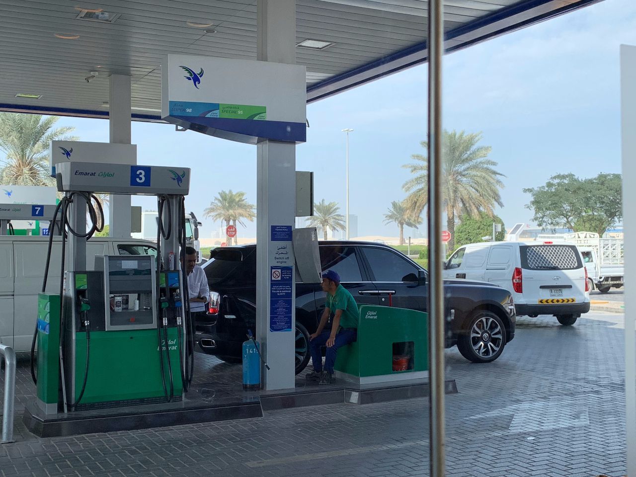 庫里南去加油站，車標水晶的，車牌520萬，比陸巡大一圈