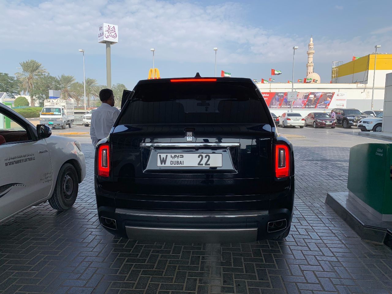 庫里南去加油站，車標水晶的，車牌520萬，比陸巡大一圈