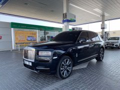 庫里南去加油站，車標水晶的