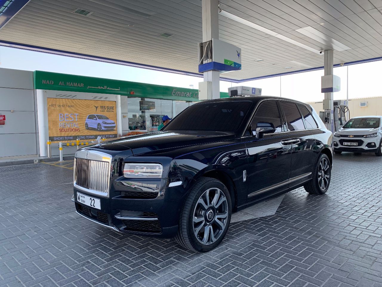 庫里南去加油站，車標水晶的，車牌520萬，比陸巡大一圈