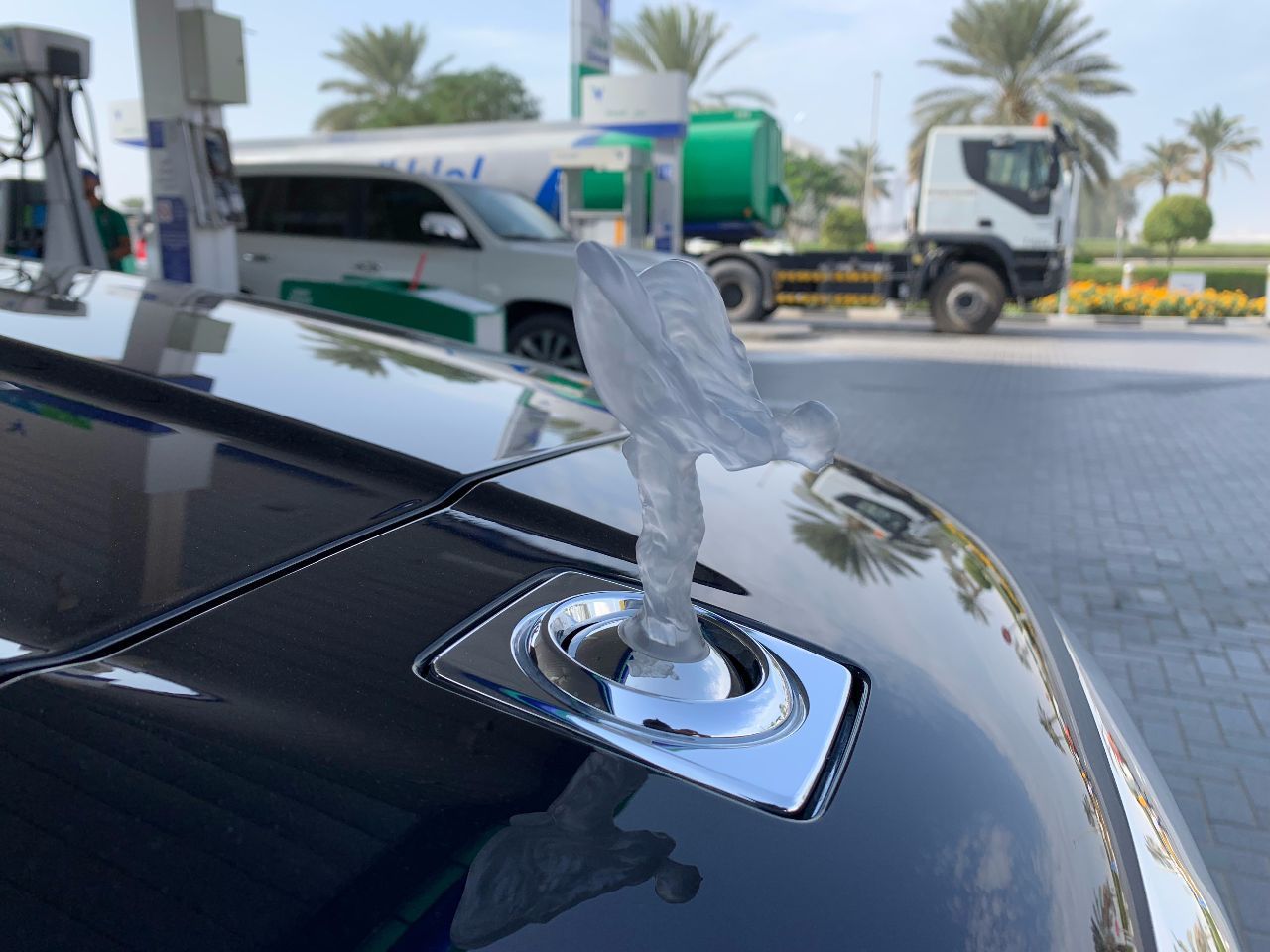 庫里南去加油站，車標水晶的，車牌520萬，比陸巡大一圈