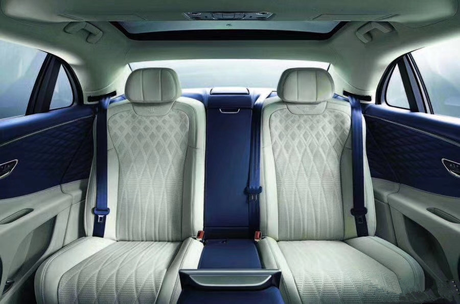 2020款賓利飛馳黑科技探索：W12缸6.0T發(fā)動(dòng)機(jī)，三面翻轉(zhuǎn)大屏升降式雙飛翼車標(biāo)