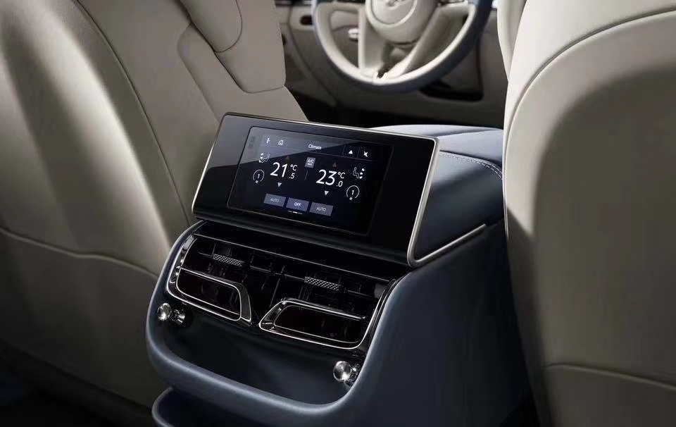 2020款賓利飛馳黑科技探索：W12缸6.0T發(fā)動(dòng)機(jī)，三面翻轉(zhuǎn)大屏升降式雙飛翼車標(biāo)