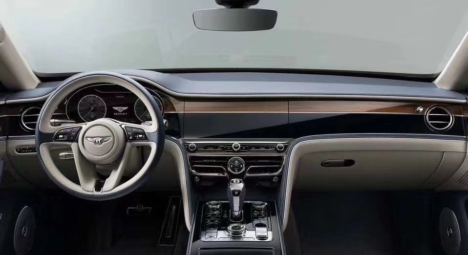 2020款賓利飛馳黑科技探索：W12缸6.0T發(fā)動(dòng)機(jī)，三面翻轉(zhuǎn)大屏升降式雙飛翼車標(biāo)