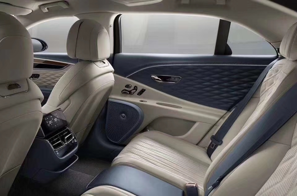 2020款賓利飛馳黑科技探索：W12缸6.0T發(fā)動(dòng)機(jī)，三面翻轉(zhuǎn)大屏升降式雙飛翼車標(biāo)