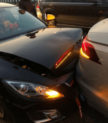 大眾輝昂遭馬自達睿翼追尾