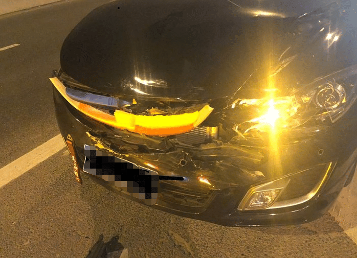 大眾輝昂遭馬自達睿翼追尾 網友: 車標帶字母的大眾果然惹不起