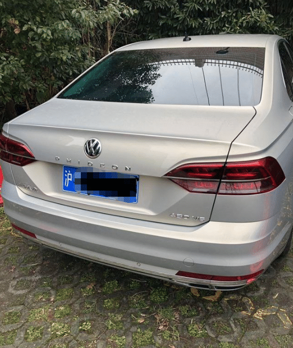 大眾輝昂遭馬自達睿翼追尾 網友: 車標帶字母的大眾果然惹不起