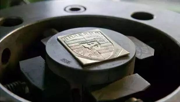 保時捷為什么貴？看車標就知道了！