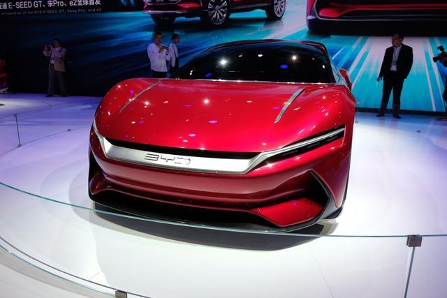 繼奧迪寶馬大眾之后，日產(chǎn)的車標(biāo)也被壓扁了，3D邁向2D