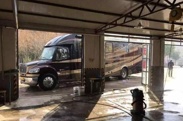 成龍的較新百萬豪車曝光，車標竟然是個“龍”字