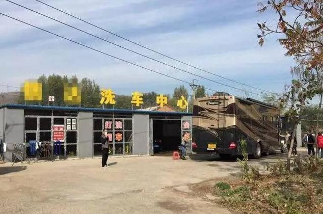 成龍的較新百萬豪車曝光，車標竟然是個“龍”字