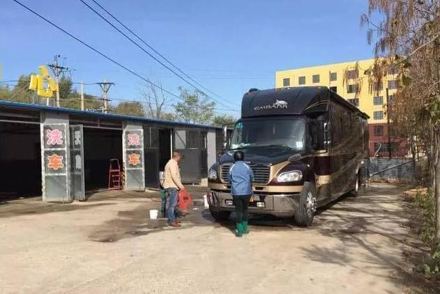 成龍的較新百萬豪車曝光，車標竟然是個“龍”字