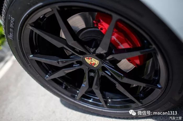 小哥花了一輛macan的錢來改裝新提的車，尤其那個輪轂。。。。。