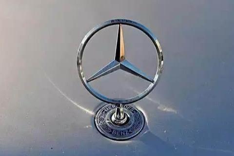 奔馳“立標(biāo)”和“平面車標(biāo)”檔次不一樣嗎？看完漲知識(shí)了