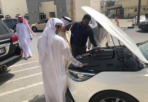 紅旗車在迪拜走紅，比勞斯萊斯都稀有，因漢字車標被當地人圍觀！