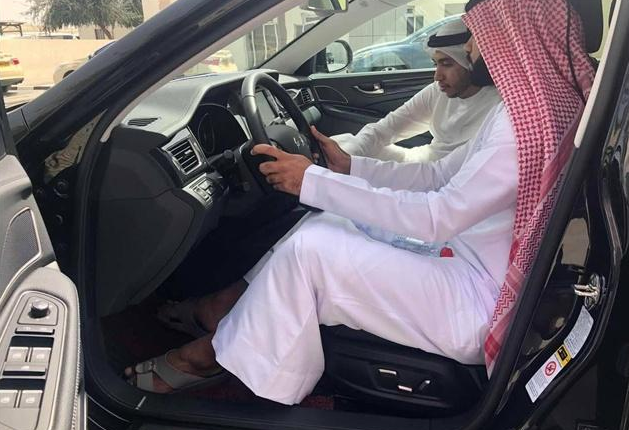 紅旗車在迪拜走紅，比勞斯萊斯都稀有，因漢字車標被當地人圍觀！