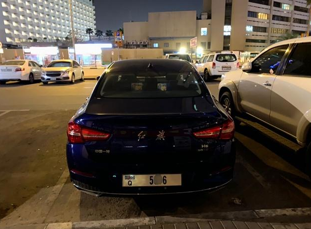 紅旗車在迪拜走紅，比勞斯萊斯都稀有，因漢字車標被當地人圍觀！