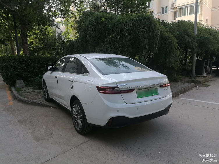實(shí)拍小區(qū)里的吉利幾何A 外觀造型和車標(biāo)是兩大亮點(diǎn)